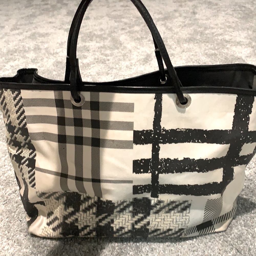 Auth Burberry tote purse Black/winter white bag
